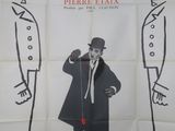 affiche de cinéma représentant un homme en costume et haut-de-forme, tenant un micro