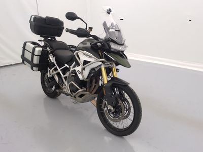 une photo d'une moto garée dans une pièce