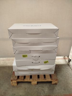 Plusieurs cartons de pizza sont empilés sur une palette dans un entrepôt