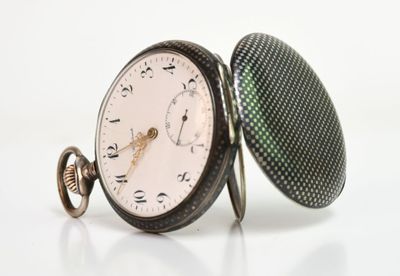 gros plan d'une montre de poche sur une surface blanche