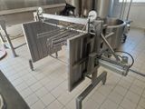 une photo d'une cuisine équipée de nombreux appareils en inox