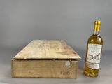 une vieille caisse en bois avec une bouteille de vin posée à côté