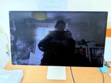 un homme en train de se prendre en photo sur l'écran d'un ordinateur