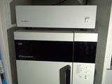 un micro-ondes posé sur une étagère