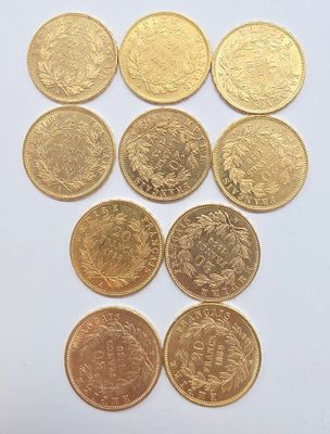 gros plan d'un paquet de pièces de monnaie sur une surface blanche