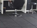 une grande pièce équipée de chaises et de miroirs