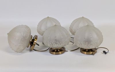 trois lampes en verre blanc posées sur une surface blanche, dont l'une est éteinte