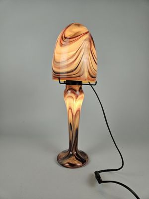 une image représentant une lampe en bois à laquelle est attaché un cordon