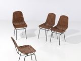 trois chaises et une table dans une pièce au sol blanc