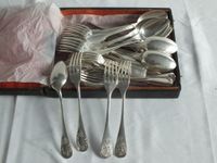 Lot de couverts dépareillés en métal argenté modèle filet co… (photo 2)