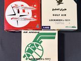 trois cartons de bagages d'Air France posés sur une table