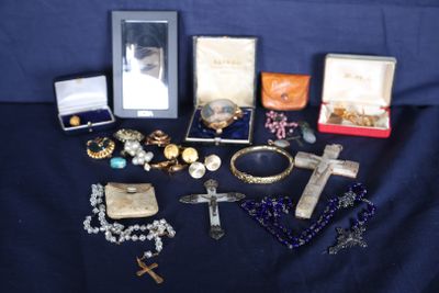 un grand nombre d'objets posés sur une table