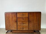 une photo d'une armoire en bois munie de tiroirs
