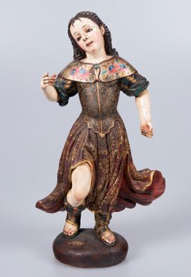 figurine représentant une femme vêtue d'une robe marron et tenant une fleur