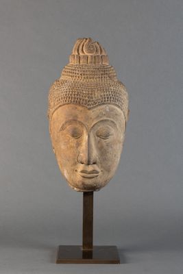 statue représentant une tête humaine coiffée d’un chapeau