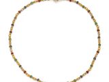 un bracelet multicolore composé de perles plaquées or