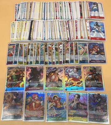 beaucoup de cartes sur la table avec beaucoup d'entre eux