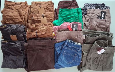 plusieurs paires de pantalons posées ensemble sur une table