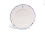 une image représentant une assiette blanche sur laquelle figure une ancre bleue