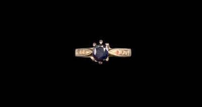 un gros plan d'une bague sertie d'un saphir