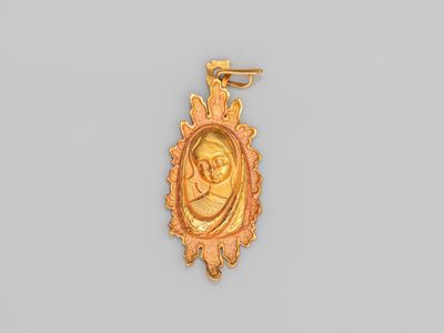 une paire de boucles d'oreilles en or représentant le portrait d'une femme et d'un homme