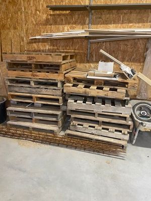de nombreuses palettes de bois empilées dans une pièce