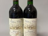 deux bouteilles de vin rouge posées l'une à côté de l'autre sur une table