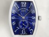 gros plan d'une montre-bracelet avec un cadran bleu