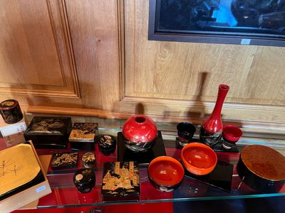 une table en verre sur laquelle sont posés de nombreux objets divers
