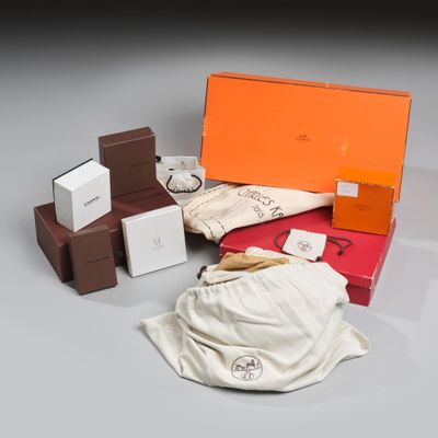 de nombreuses boîtes et sacs de toutes sortes posés sur une table