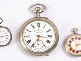 trois types différents de montres de poche exposées sur un fond blanc