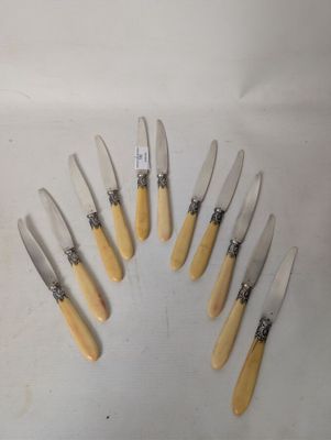 a lot of knives that are arranged in a circle