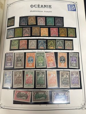 un livre ouvert sur lequel sont collés plusieurs timbres