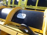 une machine jaune et noire sur laquelle figure un numéro