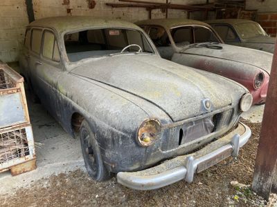deux vieilles voitures garées dans un garage