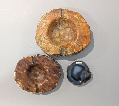 trois types de roches différents sur la table