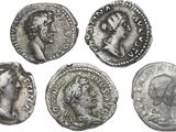 quatre pièces de monnaie romaines antiques, dont l'une représente un buste et l'autre est un buste