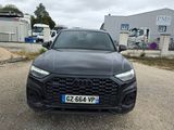 l'avant d'un SUV Audi noir garé sur un parking