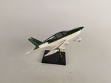 une petite maquette d'avion posée sur un socle