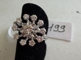 une bague ornée d'un motif de flocon de neige