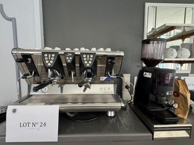 il y a beaucoup de machines à café sur le comptoir du magasin