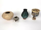 Plusieurs types de vases sont exposés sur une surface blanche