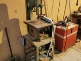 une machine posée sur une table devant un bâtiment