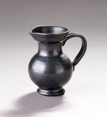 un vase noir posé sur une table