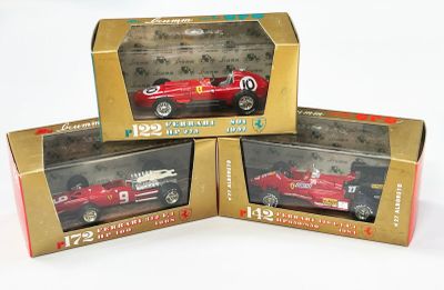 trois boîtes contenant chacune une maquette de voiture de course