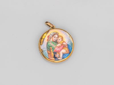 un petit pendentif plaqué or représentant la Vierge à l'Enfant