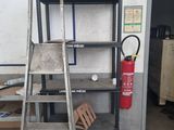 une échelle appuyée contre un mur dans un garage