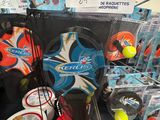 de nombreuses balles et raquettes de tennis exposées
