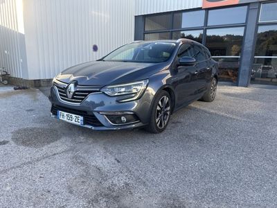 une voiture grise garée devant un bâtiment