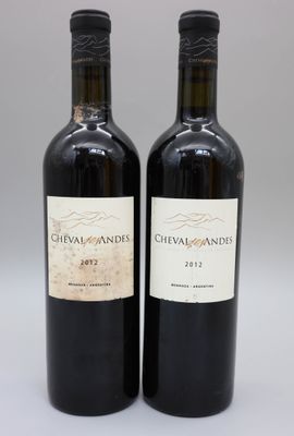 deux bouteilles de vin posées l'une à côté de l'autre sur une table
